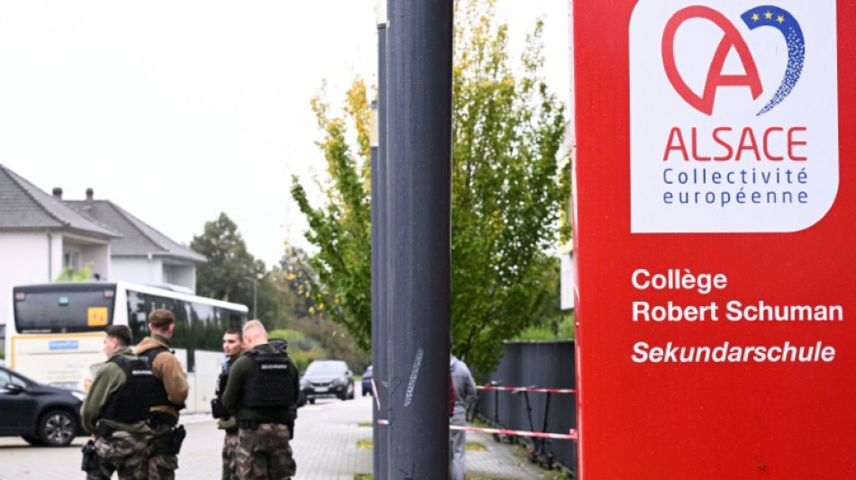 Morre adolescente que esfaqueou professora na Fran&ccedil;a