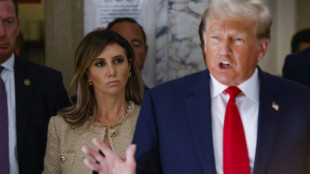 Juez de Nueva York ordena aplazar cancelaci&oacute;n de licencias de negocios de Trump