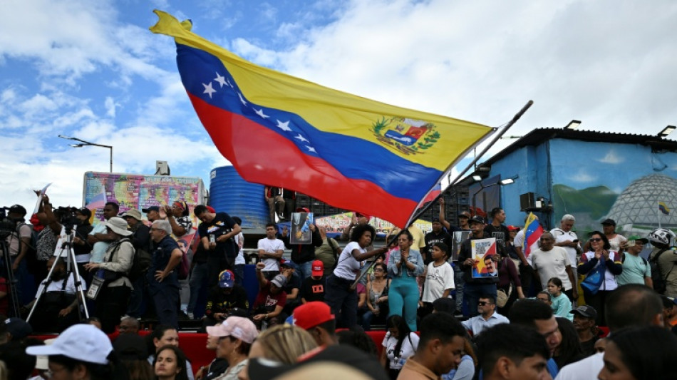  Maduro loyalists stage modest rally as Venezuelan govt courts US 