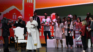 El papa firma con los j&oacute;venes un pacto para "una econom&iacute;a de paz"