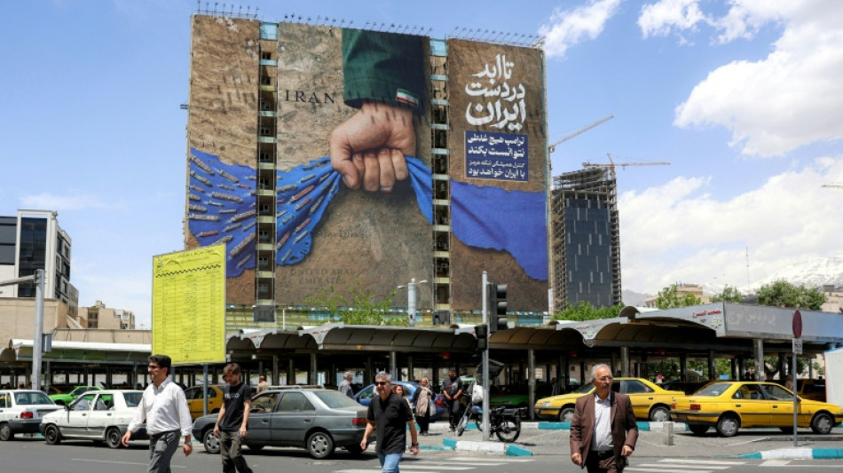  Oil falls, Asian stocks climb on hopes of US-Iran Hormuz deal 