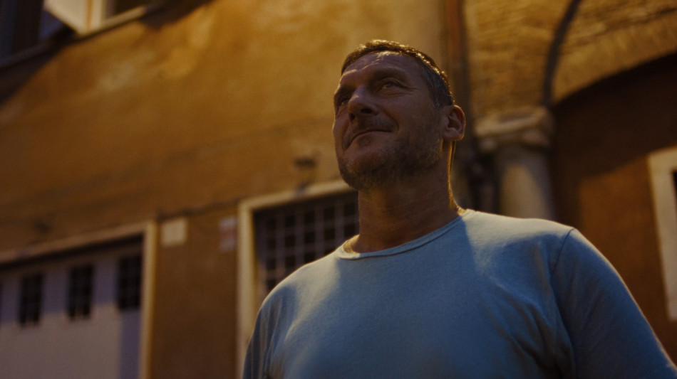  Totti protagonista dello spot 'Spider-Man: Brand New Day', a Roma nessuno lo riconosce 