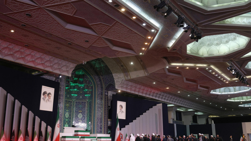  Esposte a Teheran bare di Khamenei e famiglia, omaggio delle delegazioni straniere 