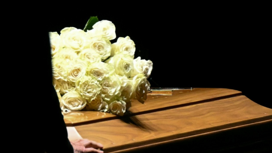  Thousands pay respects to Italian designer Giorgio Armani 