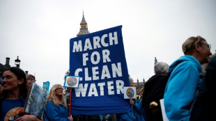 Des milliers de personnes marchent &agrave; Londres contre la pollution de l'eau