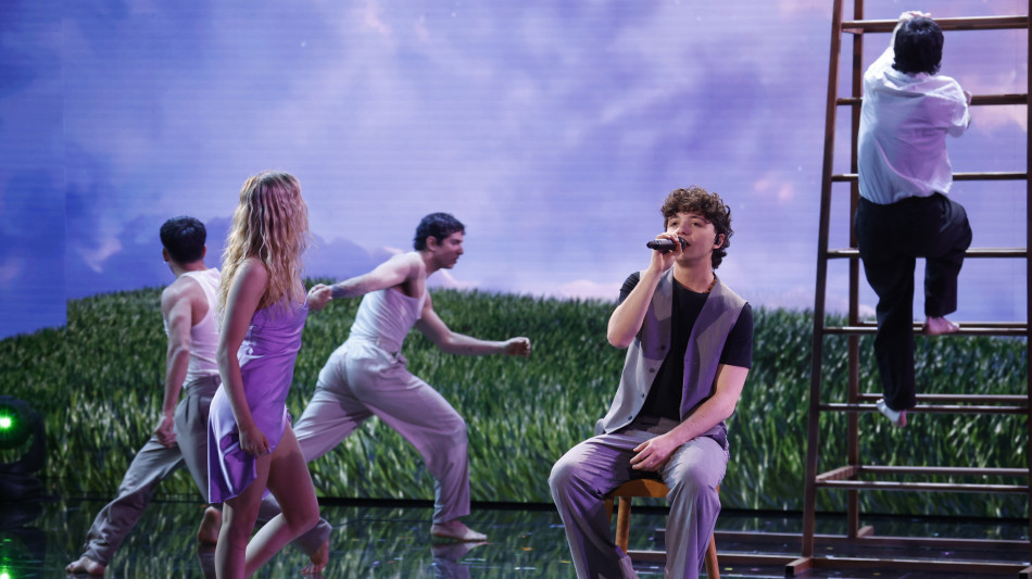 Tv, il cantante Lorenzo vince Amici