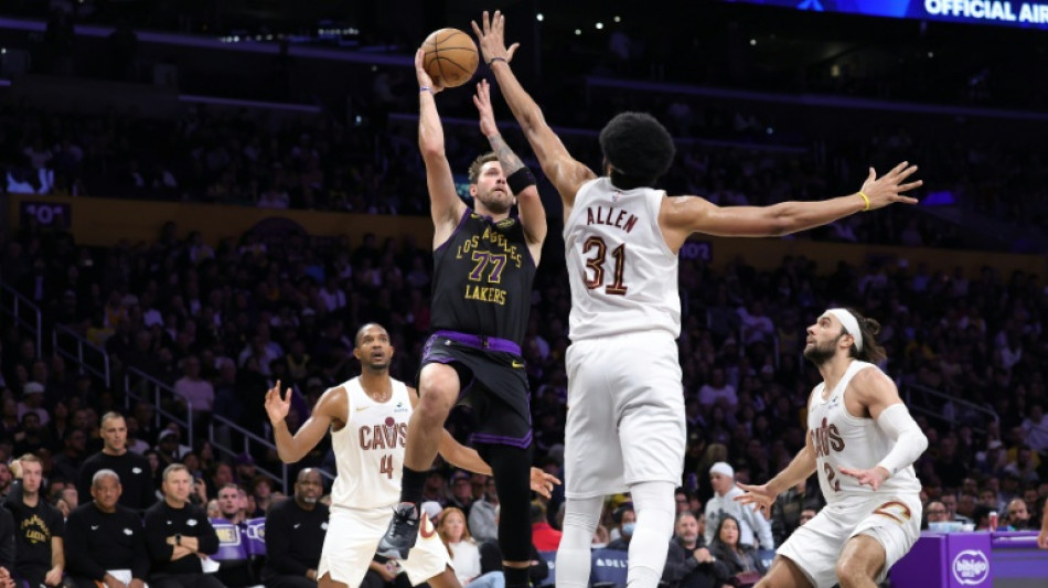 Doncic vuelve con 42 puntos en otra noche de r&eacute;cord de LeBron James