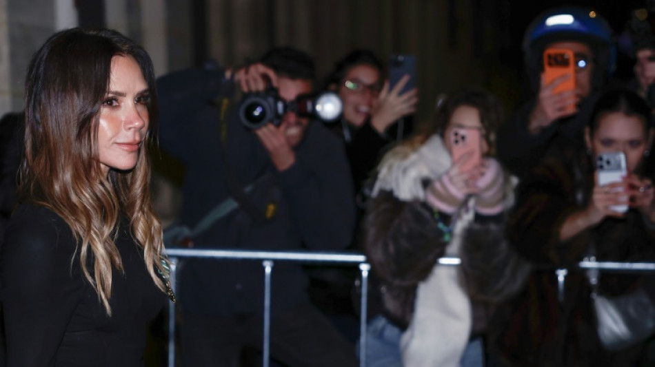 Victoria Beckham &eacute; condecorada na Fran&ccedil;a em meio a problemas familiares
