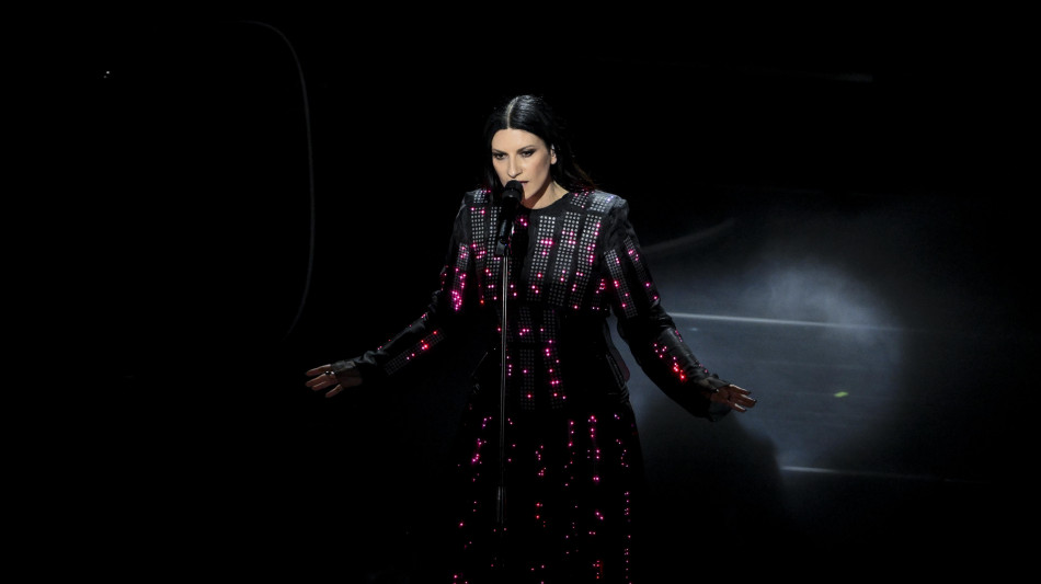 Laura Pausini a sorpresa sul palco con Shakira, 'piango di felicit&agrave;'