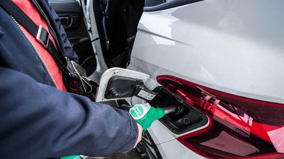 Scende ancora il prezzo della benzina, al self &egrave; a 1,793 euro