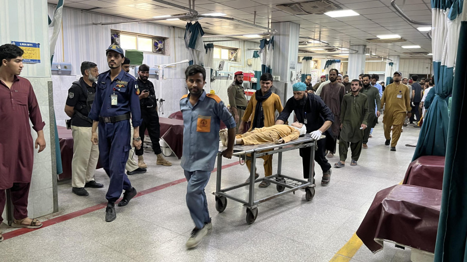  Crolla il tetto di una scuola in Pakistan, morti 27 bambini e un'insegnante 