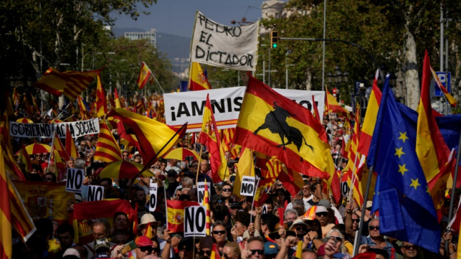 Multitudinaria manifestaci&oacute;n en Barcelona contra plan de amnist&iacute;a a independentistas catalanes