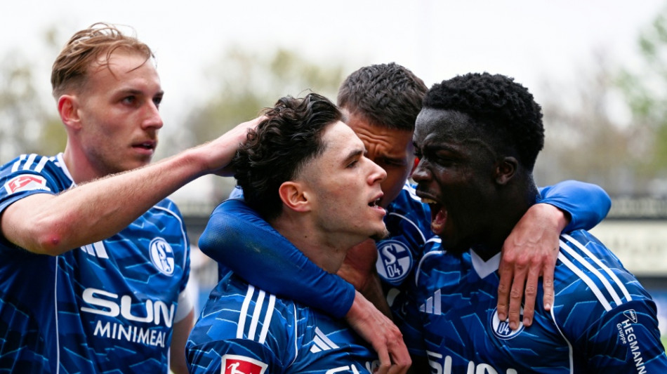 Sieg im Spitzenspiel: Schalke tr&auml;umt weiter