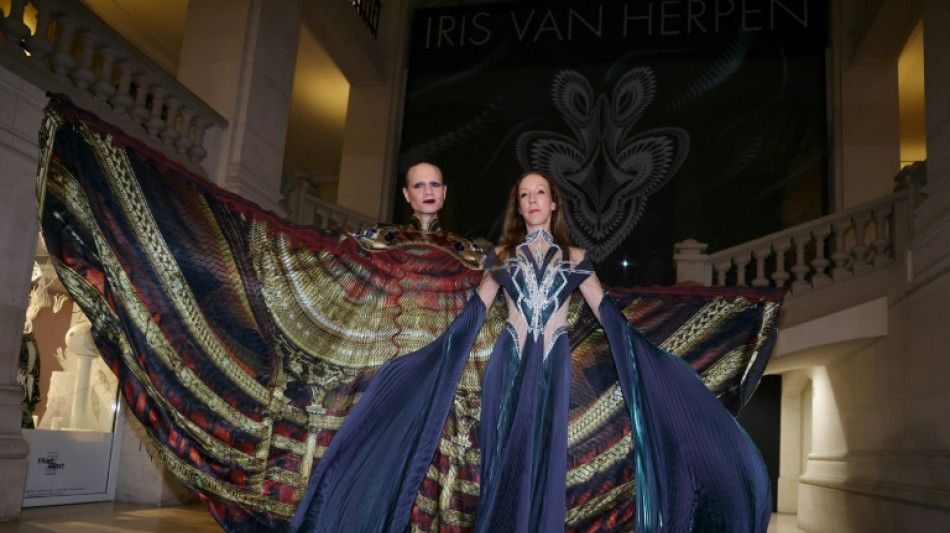 Iris van Herpen: les robes "connectées à la science et la nature" s'exposent à Paris