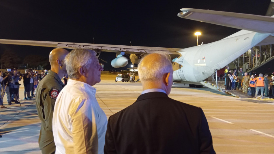 Tajani accoglie a Ciampino 6 bambini arrivati da Gaza 
