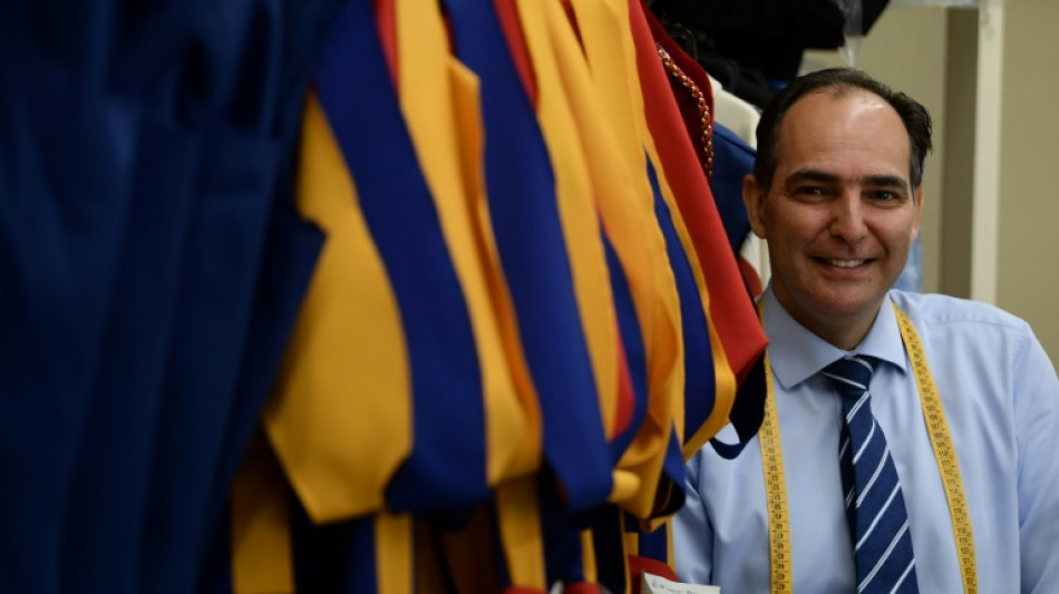 La pasi&oacute;n del sastre de la Guardia Suiza por sus coloridos uniformes 