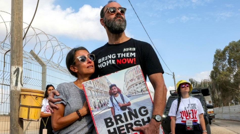 Des familles d'otages isra&eacute;liens crient vers leurs proches &agrave; la fronti&egrave;re avec Gaza