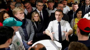 Macron visitó el salón de la agricultura en París entre peleas, insultos y promesas