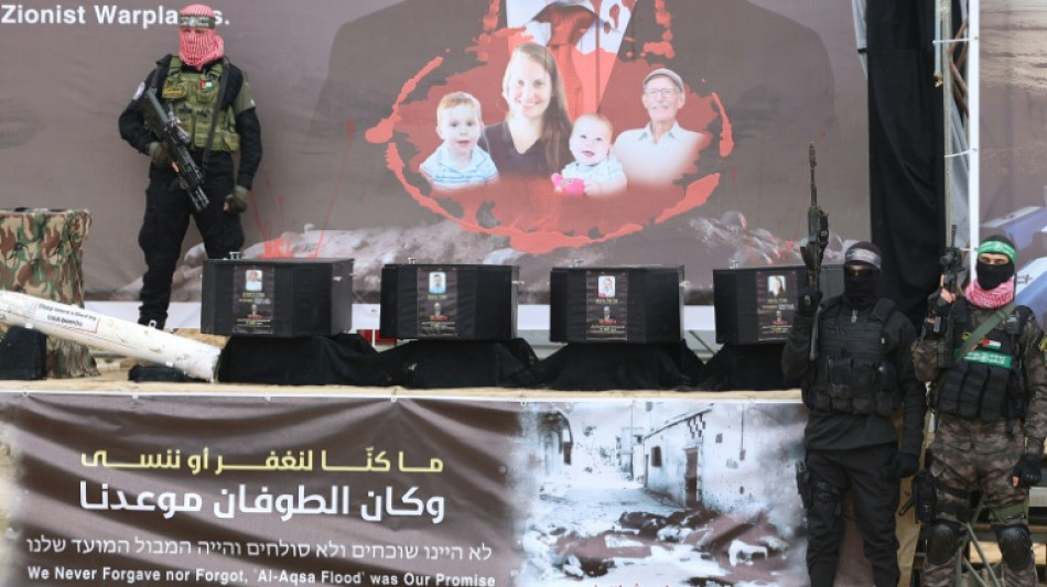 Ex&eacute;rcito israelense recebe corpos de quatro ref&eacute;ns entregues pelo Hamas