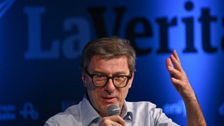 Giorgetti, taglio accise non serve pi&ugrave; col calo dei prezzi dei carburanti 