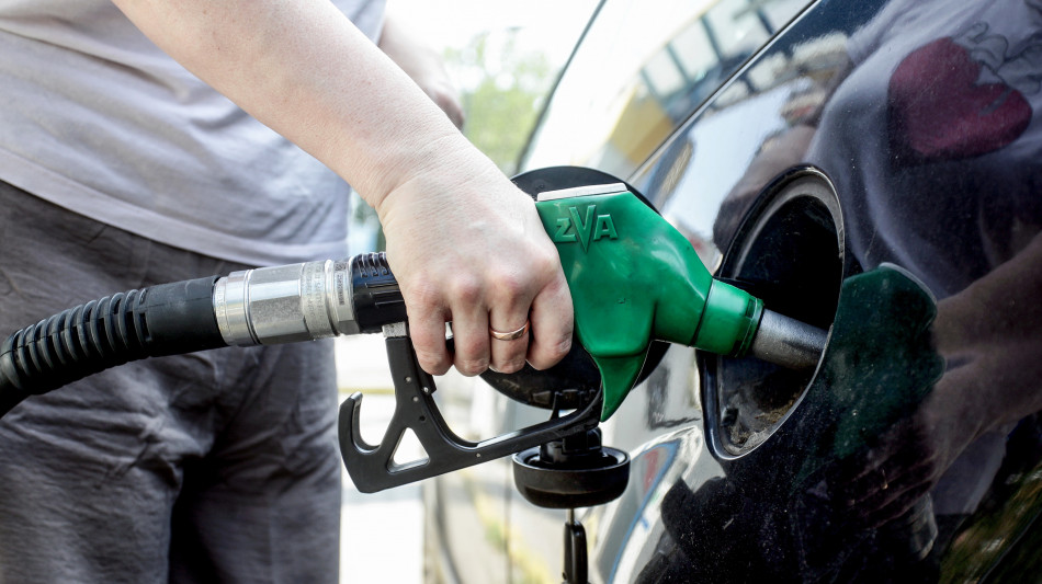  Prezzo del petrolio in rialzo, Wti scambiato a 77,34 dollari 