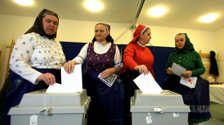  Les Hongrois se pr&eacute;cipitent pour voter dans des &eacute;lections d&eacute;cisives pour leur avenir 