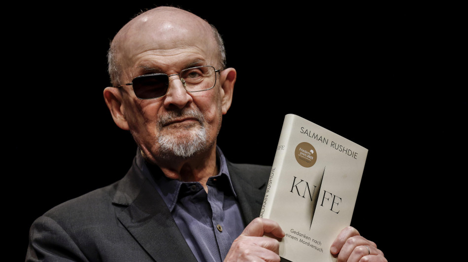 Inizia il processo all'uomo che aggred&igrave; Salman Rushdie nel 2022