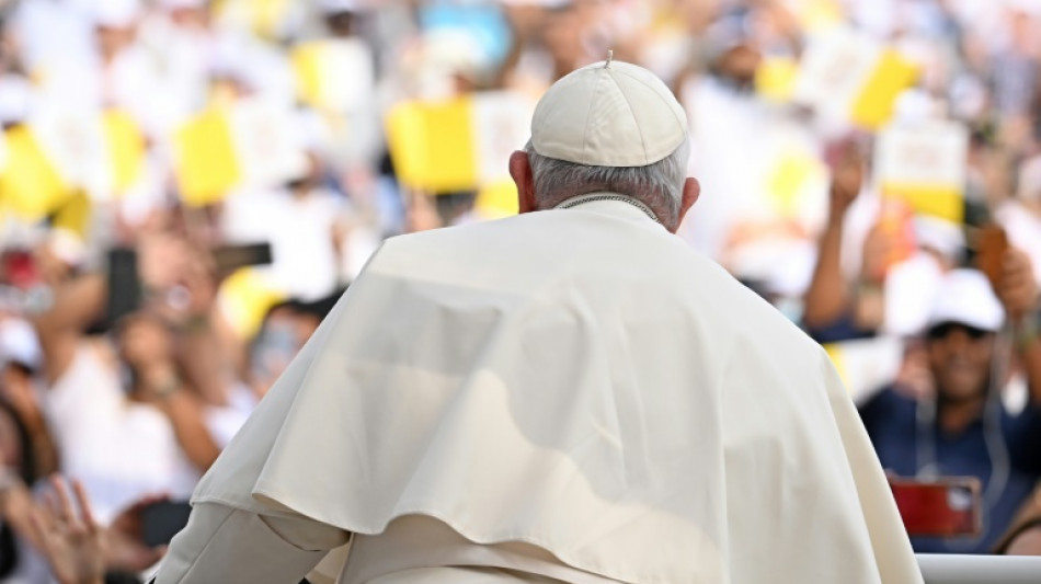 El papa celebra misa al aire libre en Bar&eacute;in ante unas 30.000 personas