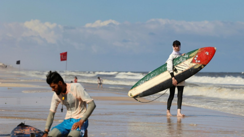 Nadando o surfeando, los gazat&iacute;es vuelven a disfrutar del agua limpia
