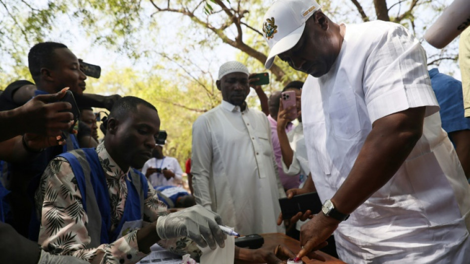 Ex-presidente Mahama vence elei&ccedil;&otilde;es presidenciais de Gana