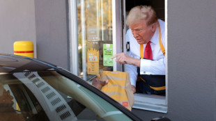Apr&egrave;s avoir promis de "rendre l'Am&eacute;rique saine", Trump et Kennedy Jr se goinfrent de burgers-frites