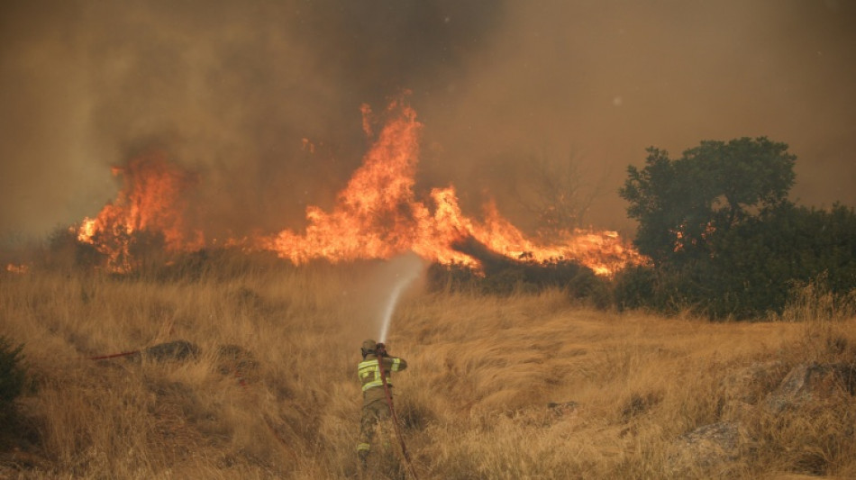  Gr&egrave;ce: les pompiers toujours &agrave; la lutte contre les flammes au nord-ouest d'Ath&egrave;nes 