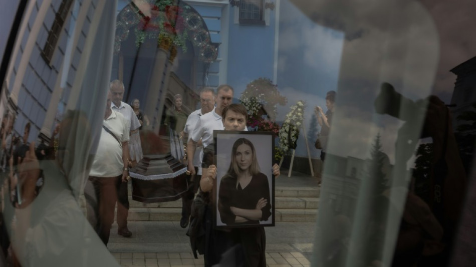  Ucrânia presta última homenagem a jornalista que morreu presa na Rússia 