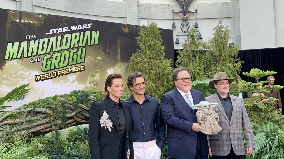  Pascal e Weaver alla prima di The Mandalorian, un film su un bravo padre 