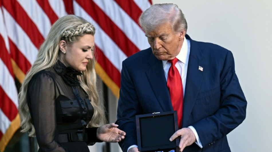 Trump condecora en una ceremonia póstuma al "mártir" asesinado Kirk 