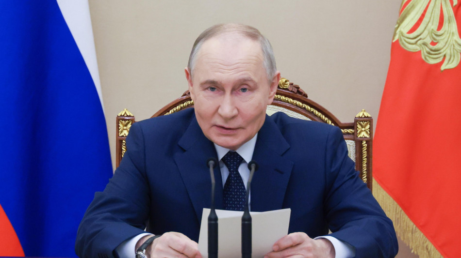 Putin, 'Kiev risolva il conflitto pacificamente, o lo faremo con la forza'