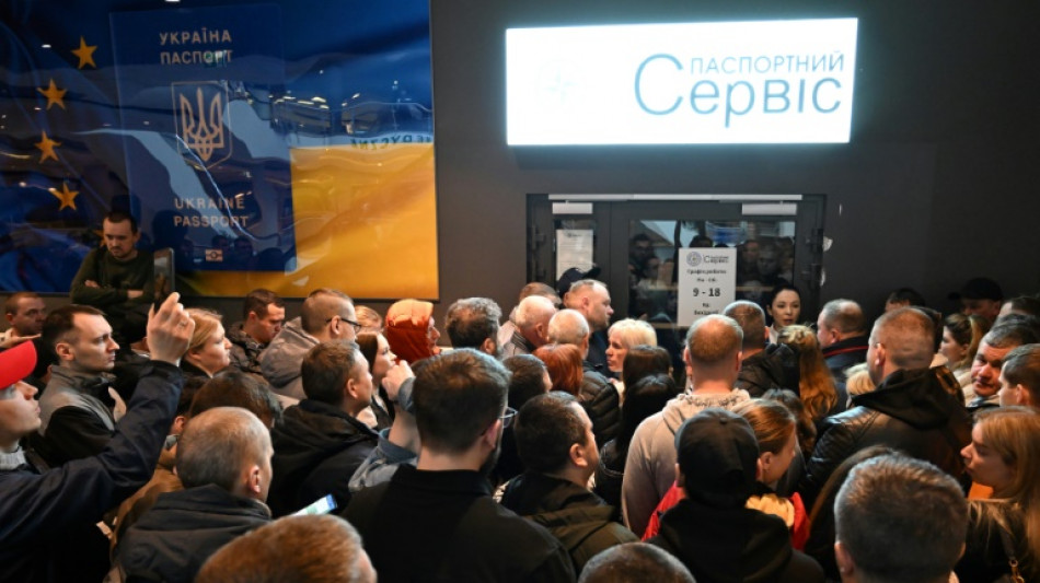 En Pologne, des Ukrainiens en &acirc;ge de combattre craignent d'&ecirc;tre priv&eacute;s de passeport