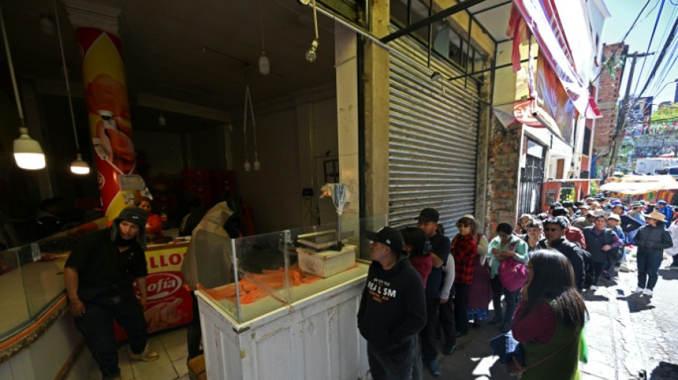  Fighting over a chicken in protest-hit La Paz 
