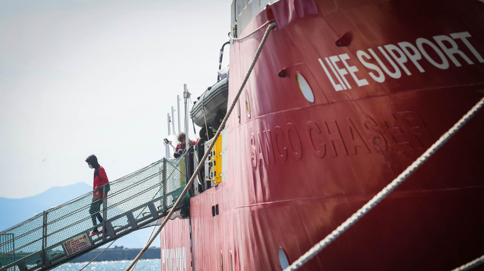 Nave di Emergency soccorre un'imbarcazione, 7 migranti morti