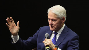 'Clinton, non conosco n&eacute; avuto sesso con la donna nella vasca idromassaggio'