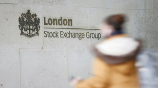 La Bourse de Londres double Paris, plomb&eacute;e par les turbulences politiques