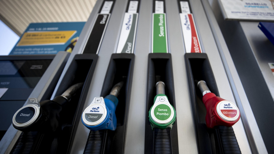 Spesa per i carburanti a 70 miliardi, la met&agrave; va in tasse