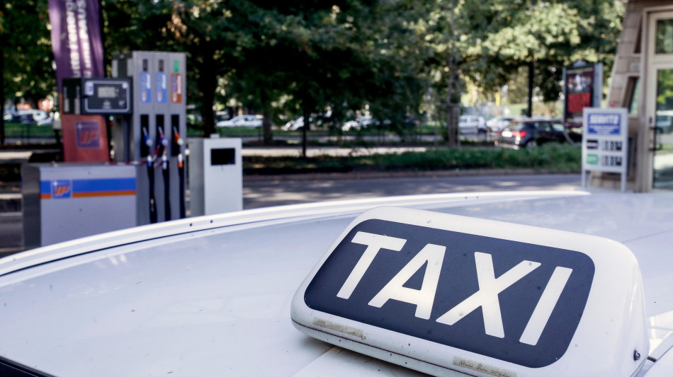  Luned&igrave; protesta taxi al Mef contro il caro carburante, minacciano stop 