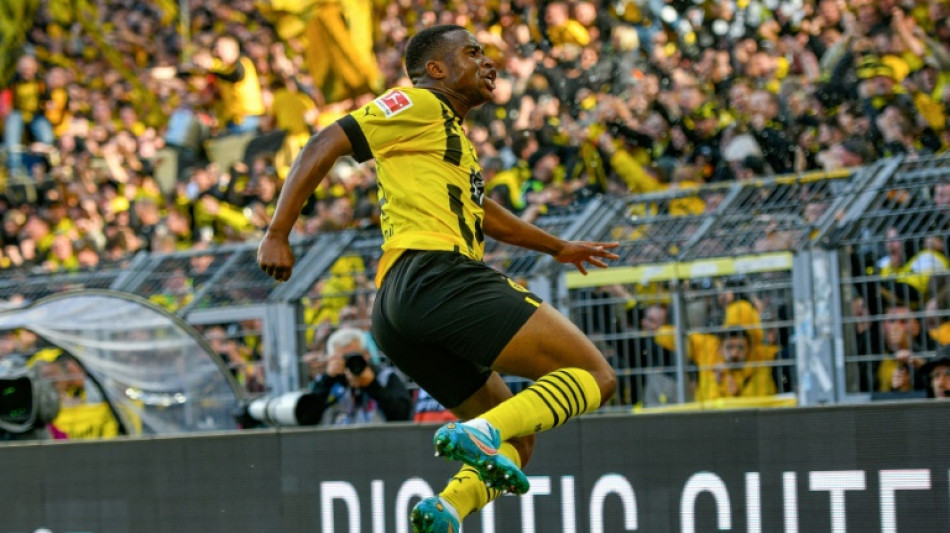 Dortmund go top as Bayern stunned away at Augsburg