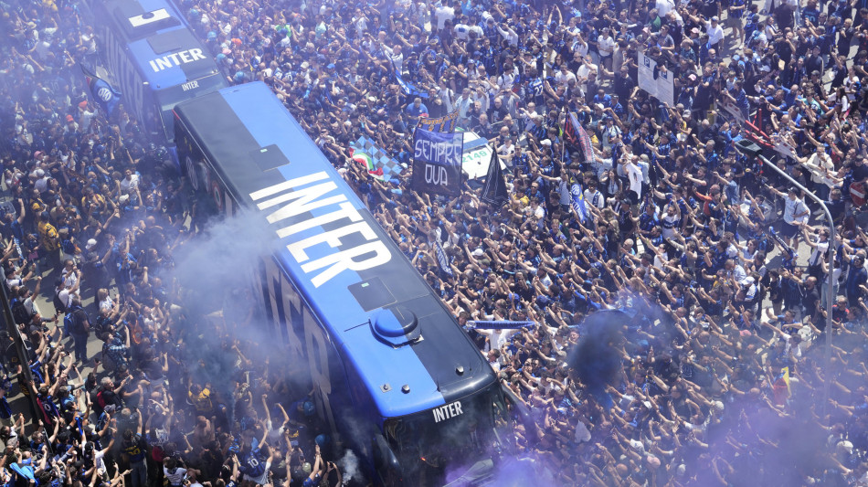  Festa Inter, pullman parte da San Siro tra due ali di folla 
