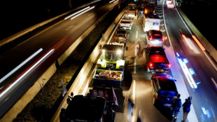 Convoi d'agriculteurs en col&egrave;re pr&egrave;s de la base de Villacoublay
