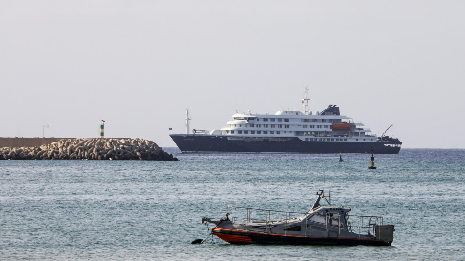 Hantavirus, la nave Hondius entrata nel porto di Granadilla a Tenerife
