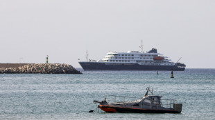 Hantavirus, la nave Hondius entrata nel porto di Granadilla a Tenerife