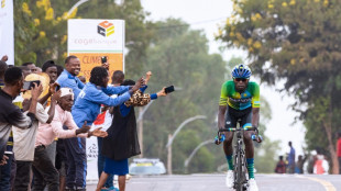 La route sem&eacute;e d'emb&ucirc;ches d'un cycliste rwandais vers les sommets