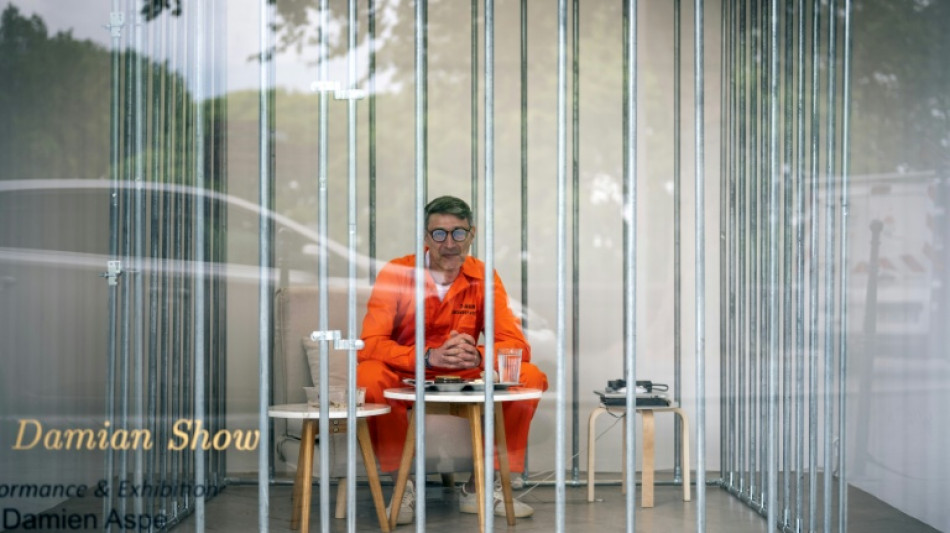  Artista franc&ecirc;s se tranca em jaula para denunciar dom&iacute;nio das 'big techs' 